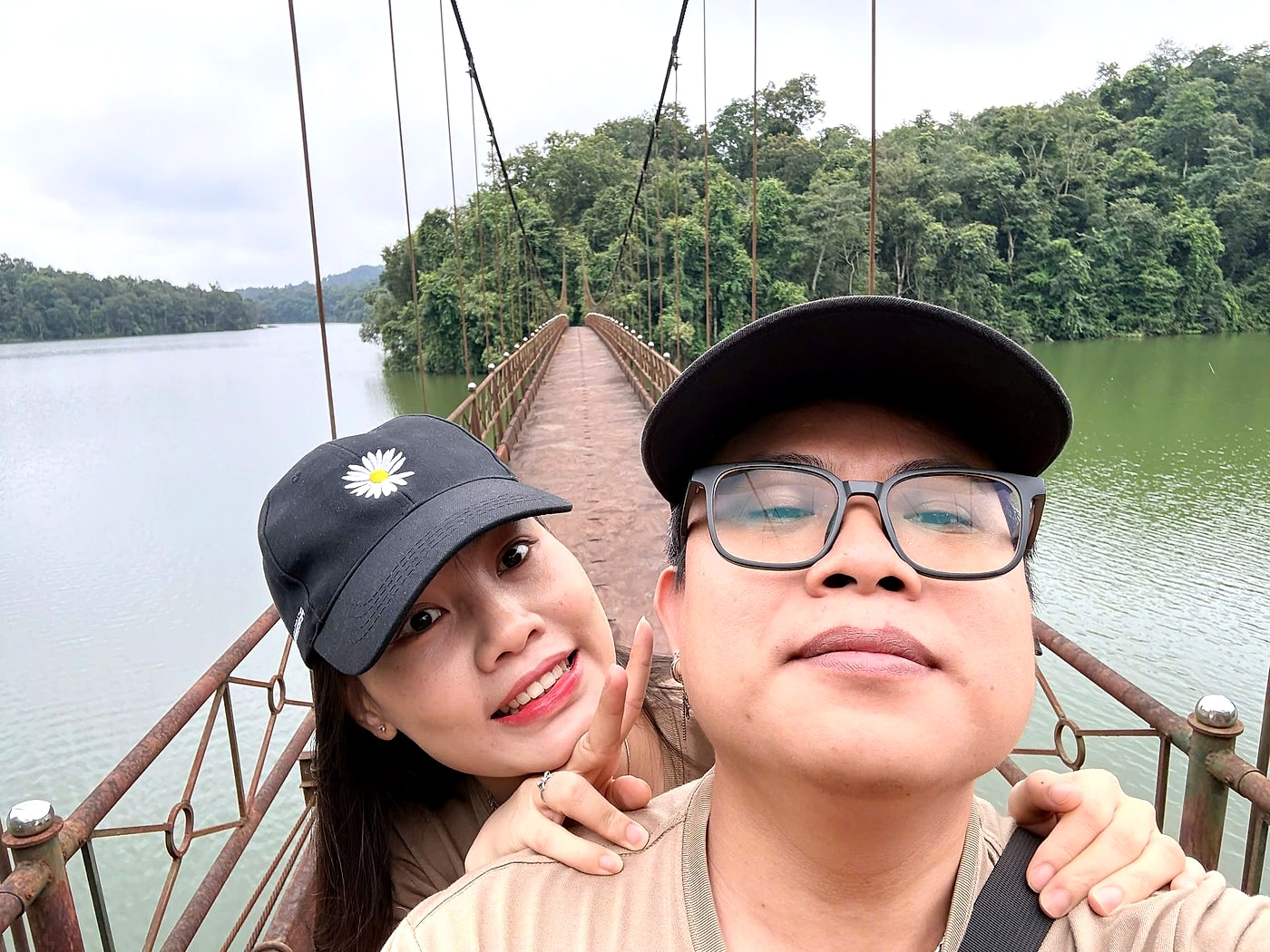 Quốc Hưng & Thanh Tâm bên cầu treo