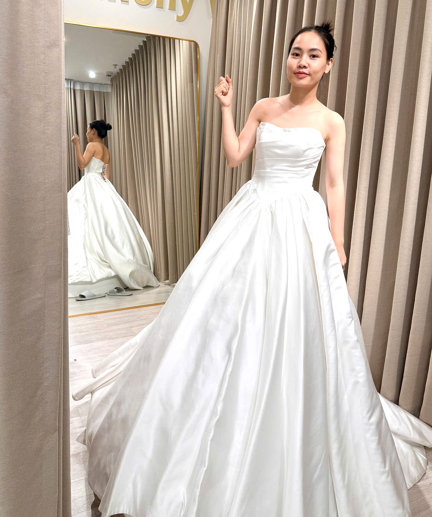 Cô dâu Thanh Tâm thử váy cưới satin